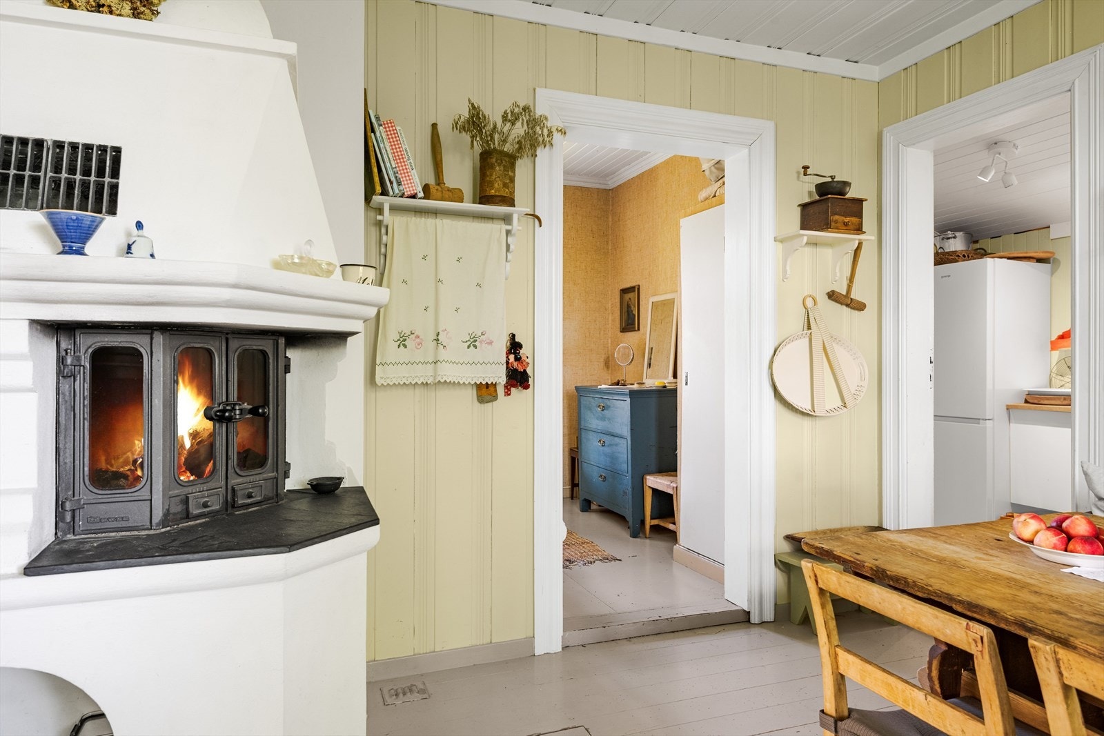 På kjøkkenet er det en peis med innsats. Innenfor kjøkkenet ligger et av to soverom i første etasje, og i gangen bak kjøkkenet er det adkomst til badet. Galleribilde