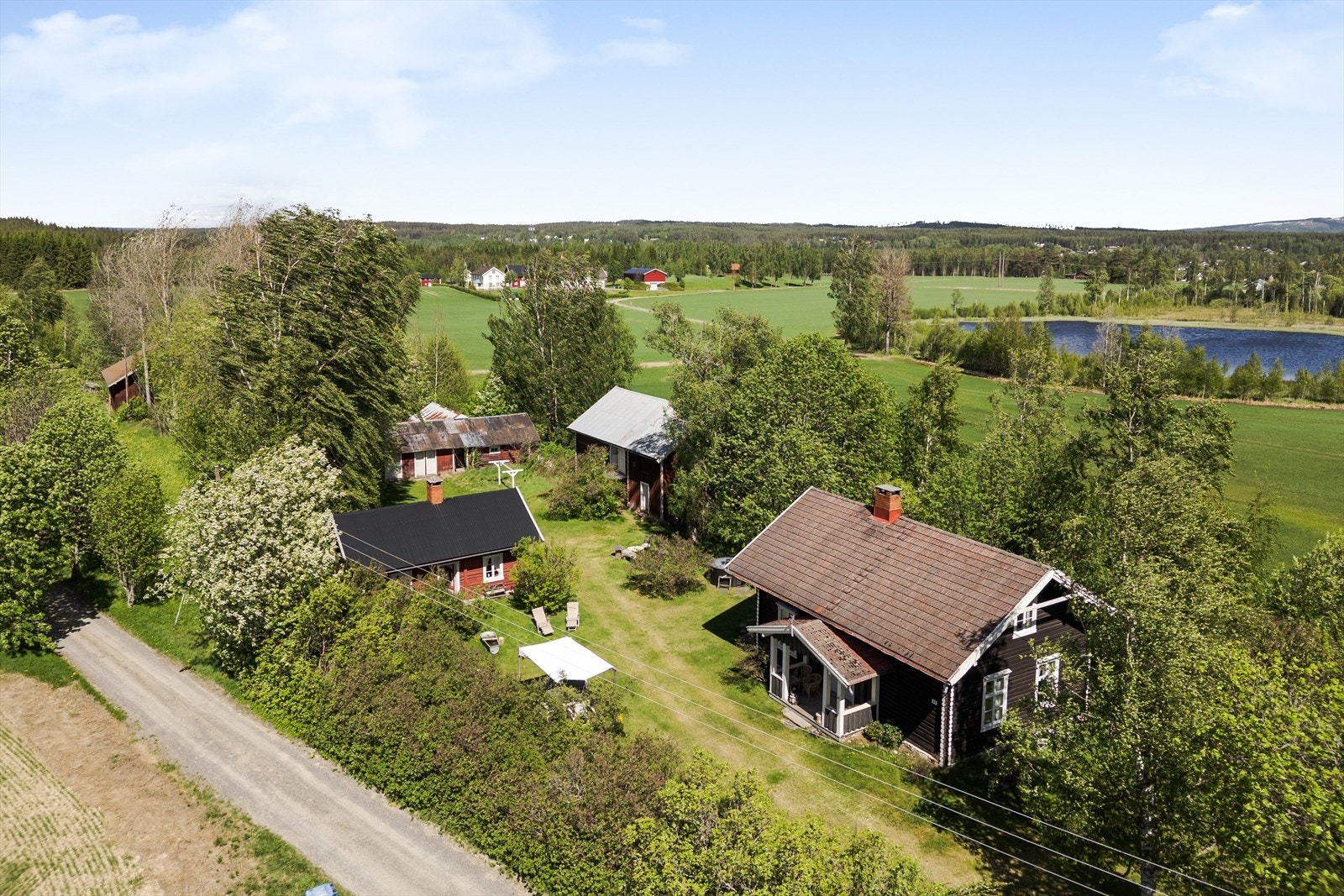 Velkommen til denne unike og flotte eiendommen i Hagarovegen 69! Foto: Husfoto v/ Bernat Tubau. Galleribilde