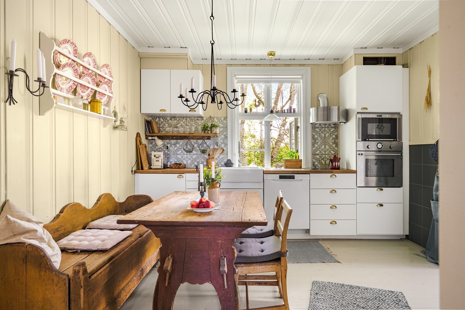 Integrert stekeovn, mikro og koketopp, samt frittstående oppvaskmaskin medfølger. Kombinert kjøl-/fryseskap som medfølger står plassert i gangen bak kjøkkenet. Galleribilde