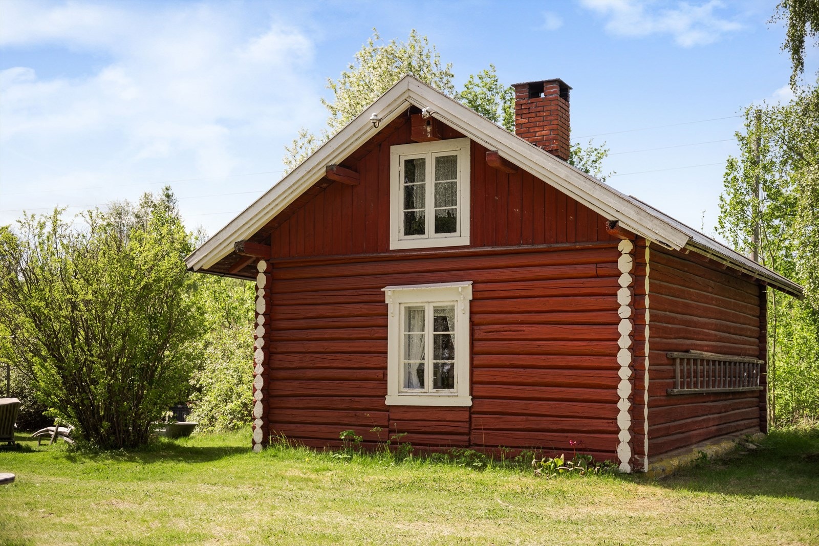 Annekset er en bygning som er inndelt i to rom, innredet med et kombinert kjøkken- og oppholdsrom, samt et rom med sengeplasser. Galleribilde