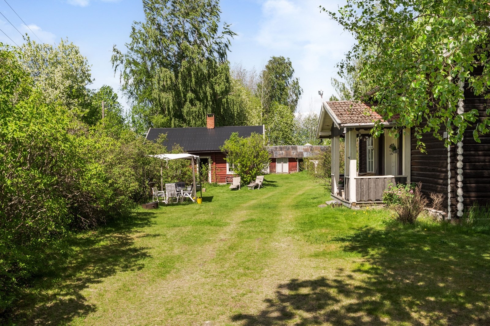 Det nydelige, skjermede og solrike tunet innbyr virkelig til kos og hygge i sommerhalvåret! Galleribilde
