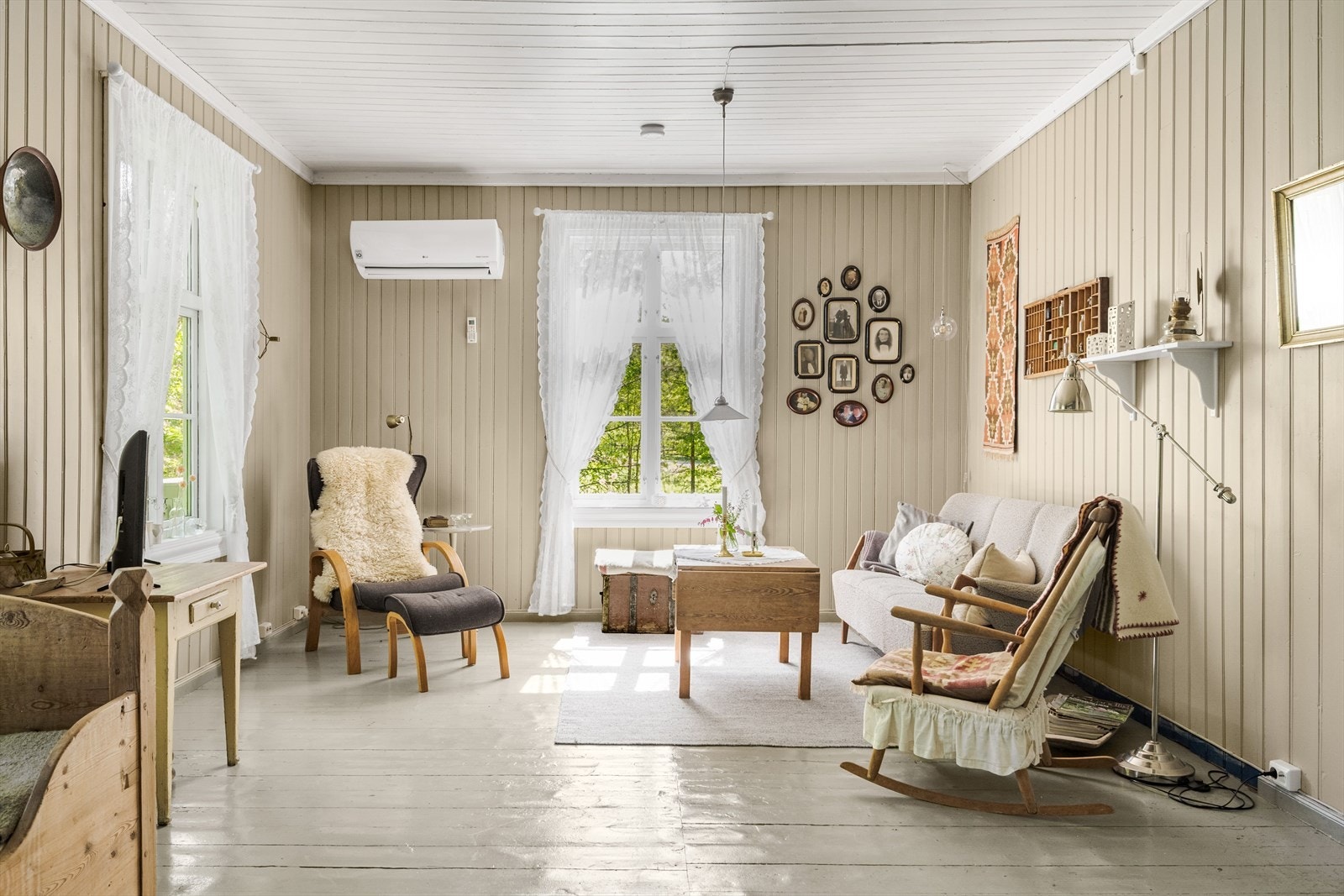 I stuen er det en varmepumpe fra 2017, som sammen med peisovnen fra 2018 sørger for en jevn og god temperatur. I sommerhalvåret kan pumpen benyttes til kjøling. Galleribilde