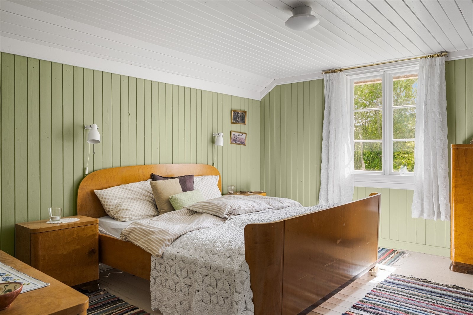 Soverommet på loftsetasjen er av god størrelse og malt i en fin og behagelig grønnfarge. Galleribilde