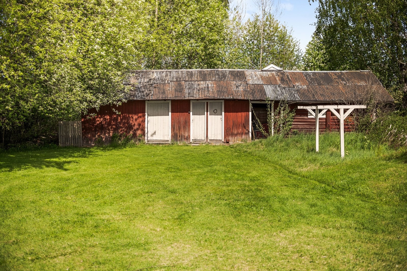 Uthuset på eiendommen er delt inn i flere bodrom og en eldre utedo. Galleribilde
