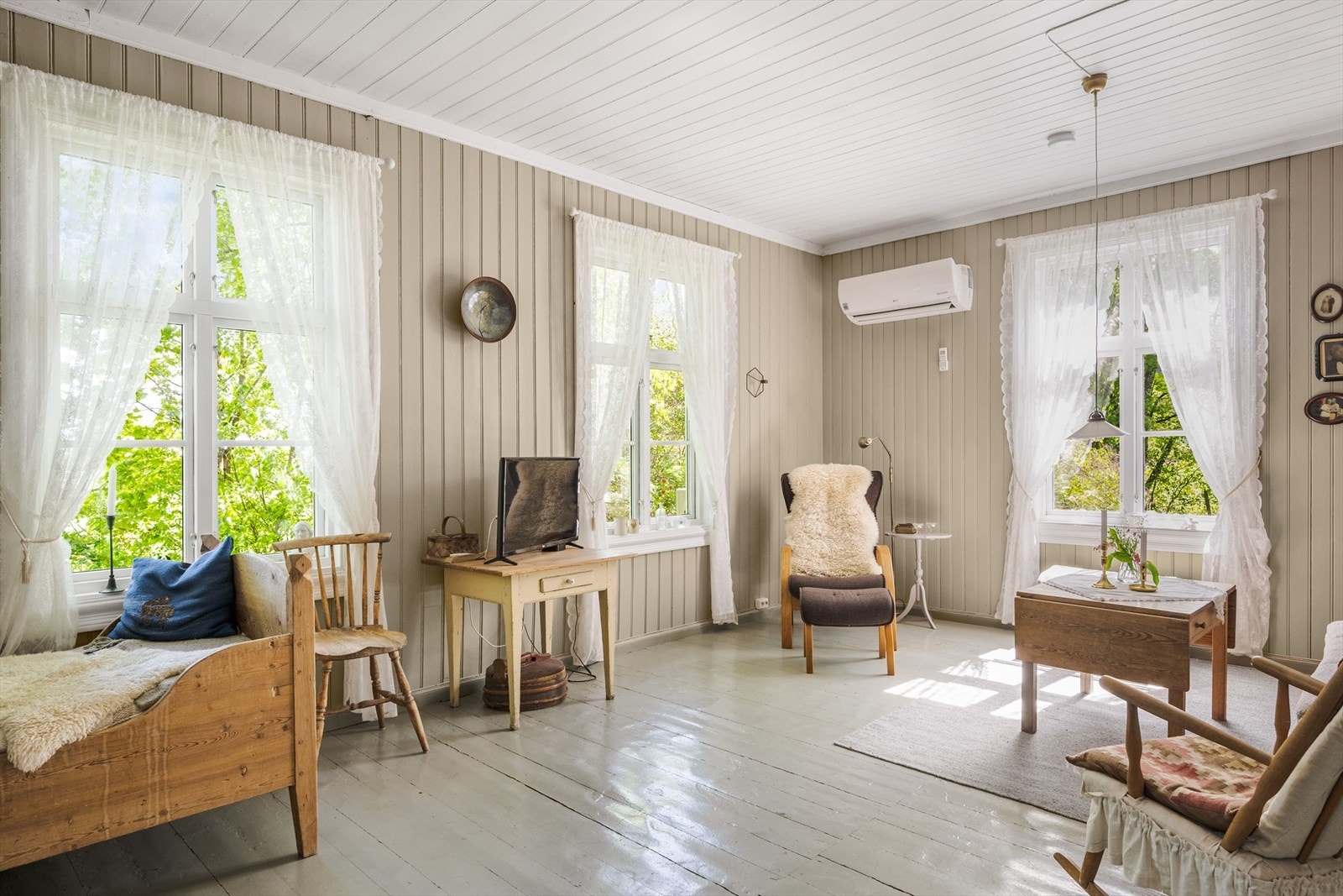 Den flotte takhøyden er gjennomgående i første etasje. Stuen som er lysmalt i en behagelig farge, sørger i tillegg med sine store vindusflater for et lyst og samtidig lunt og hyggelig oppholdsrom. Galleribilde