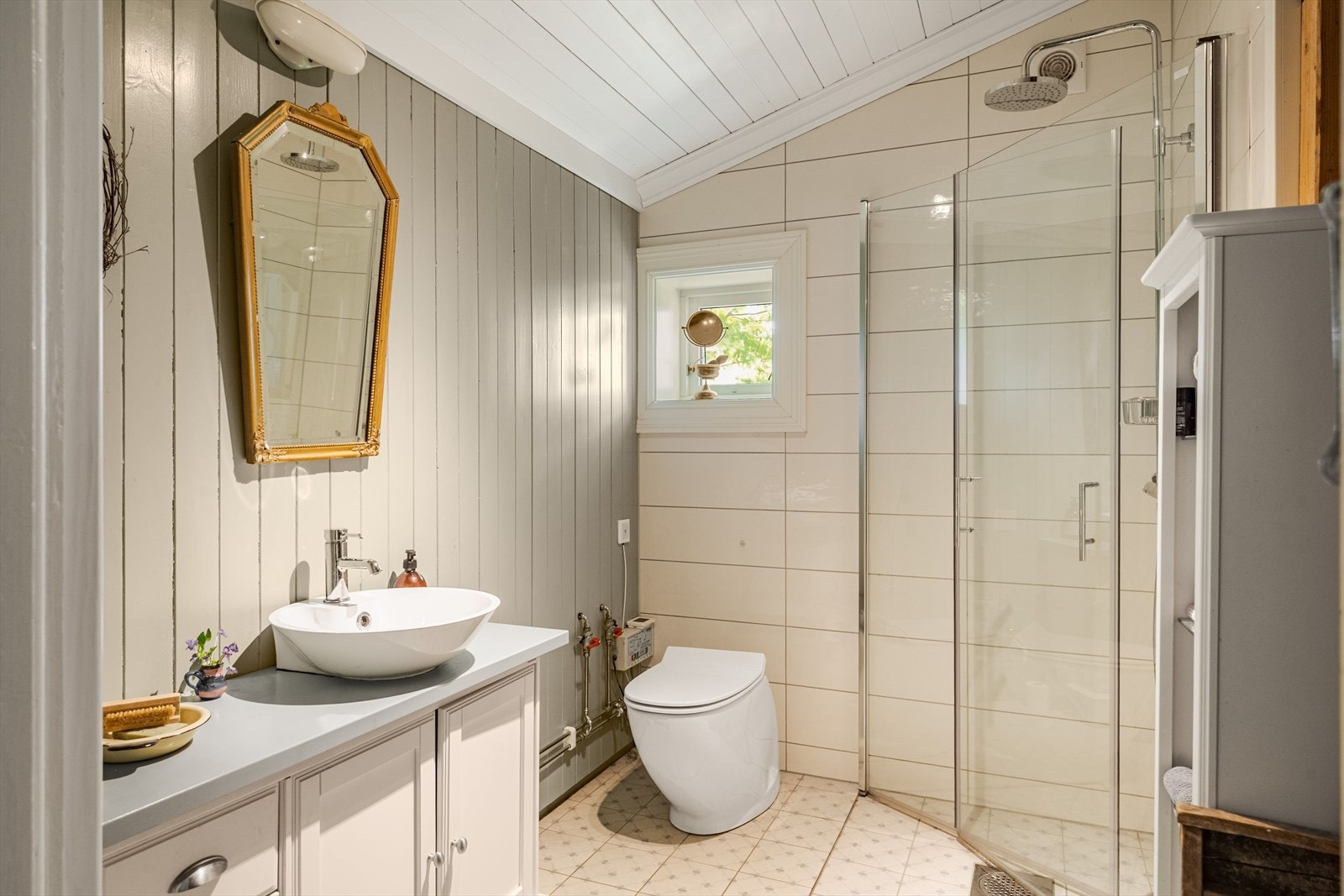 Badet som ble etablert i 2017, er innredet med dusjhjørne, vakuumtoalett og en pen innredning med servant. Galleribilde