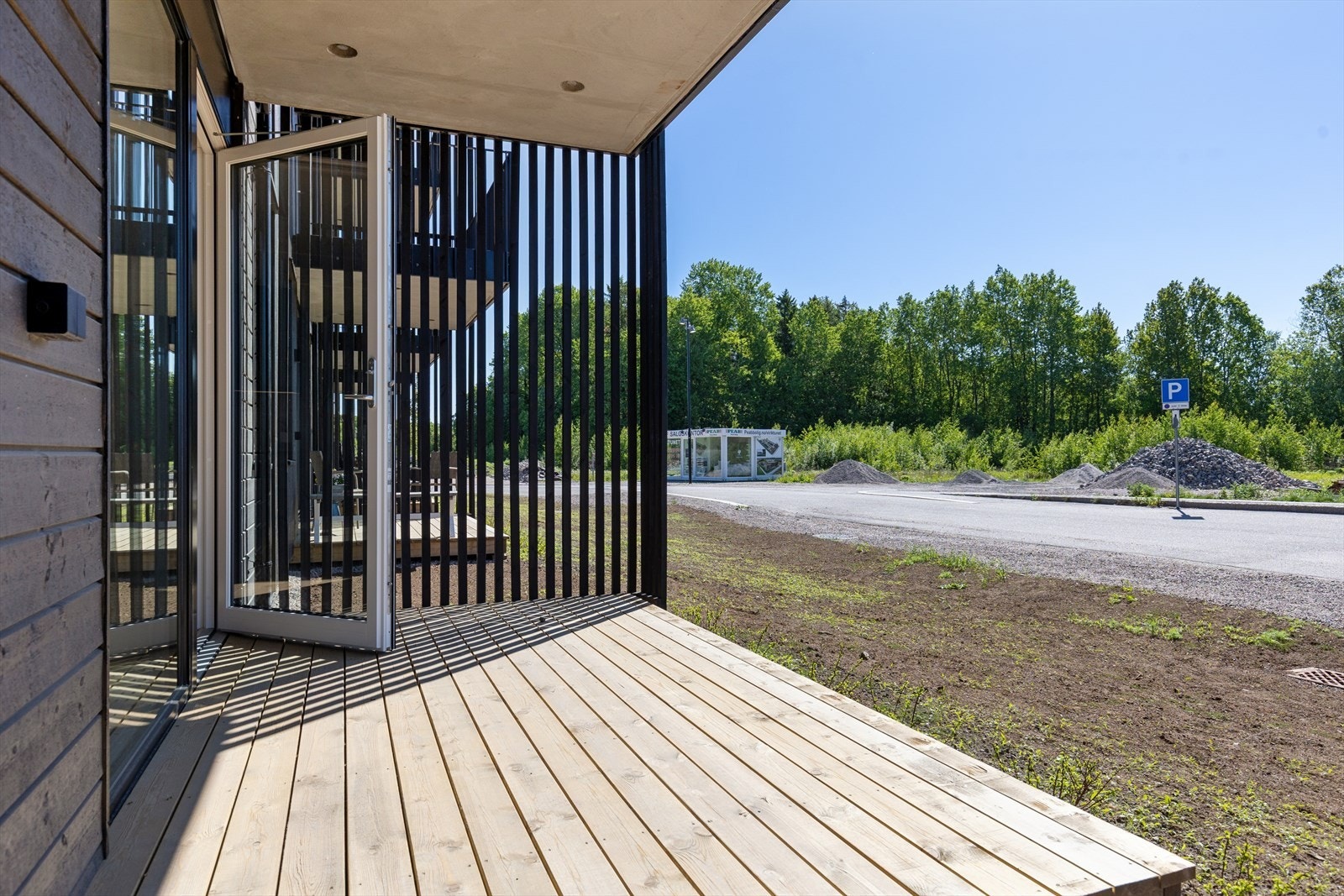 Liten hage foran leiligheten. Galleribilde