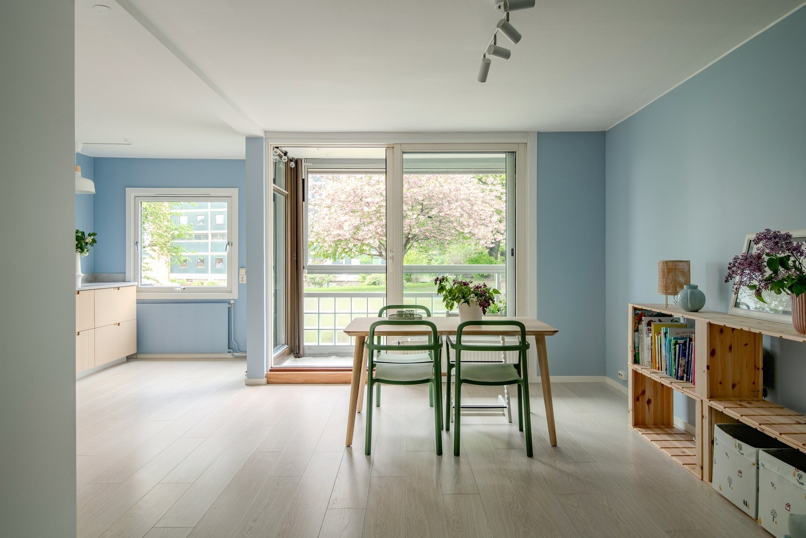 Stuen byr på god plass til spisebord og gir fine rammer for hyggelige middager med familie og venner. Galleribilde