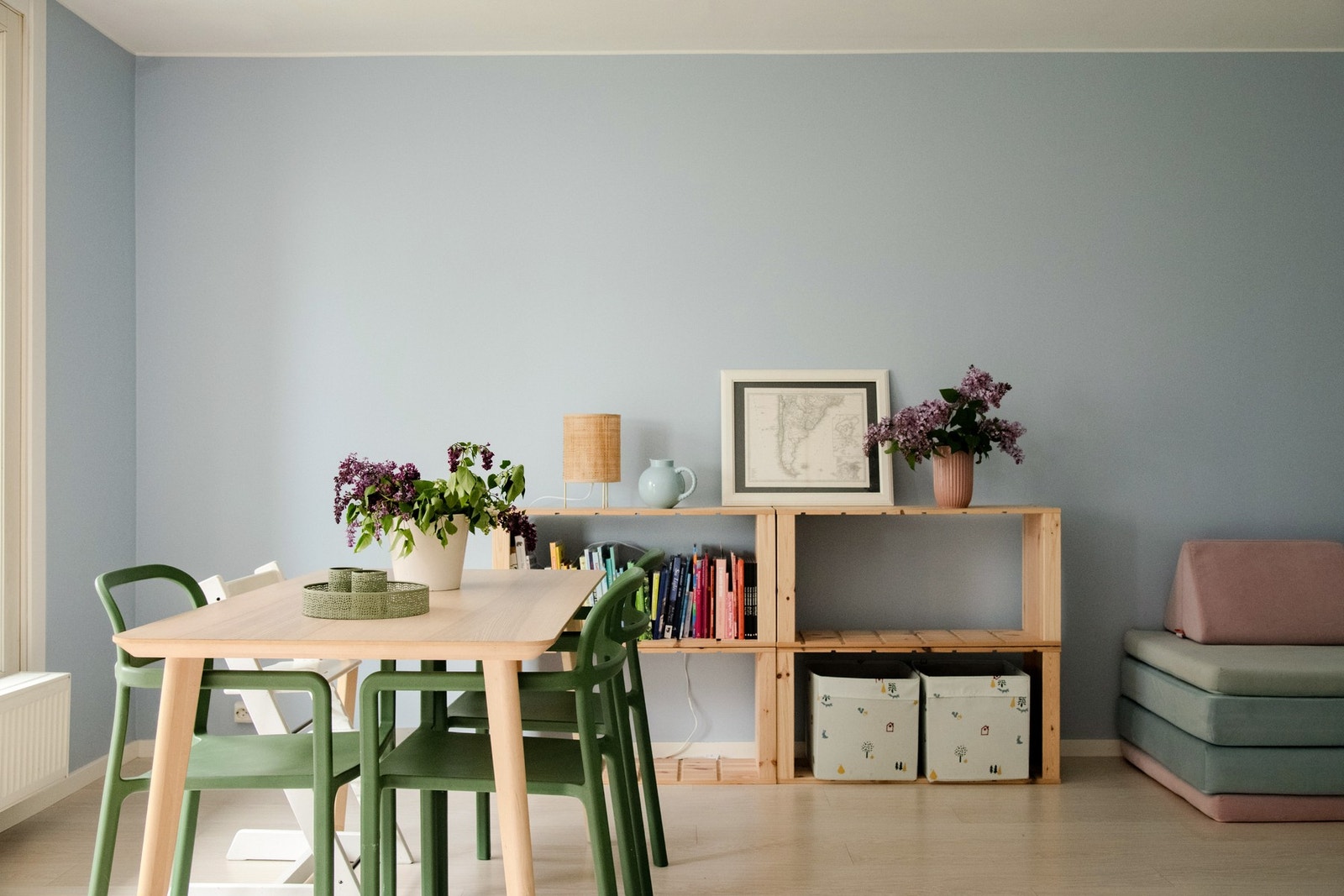 Legg merke til hvordan de store vindusflatene slipper inn mye naturlig lys til rommet. Galleribilde