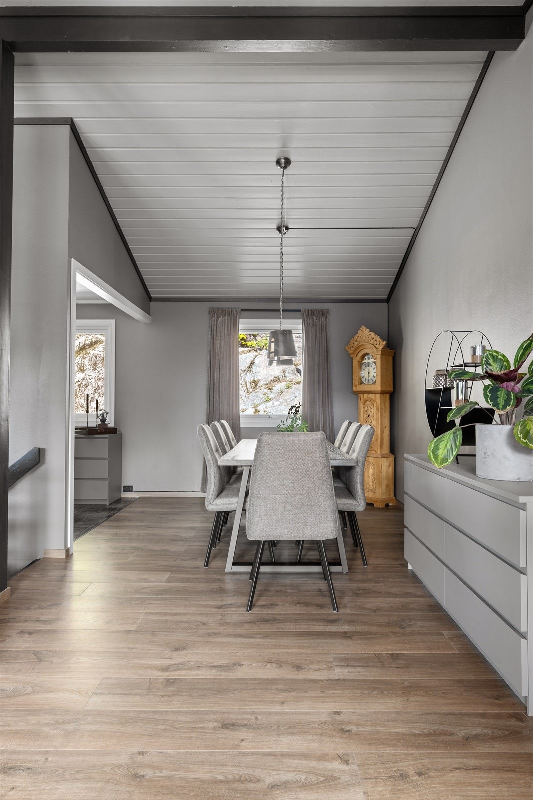 Det er god plass til langbord i spisestuen Galleribilde