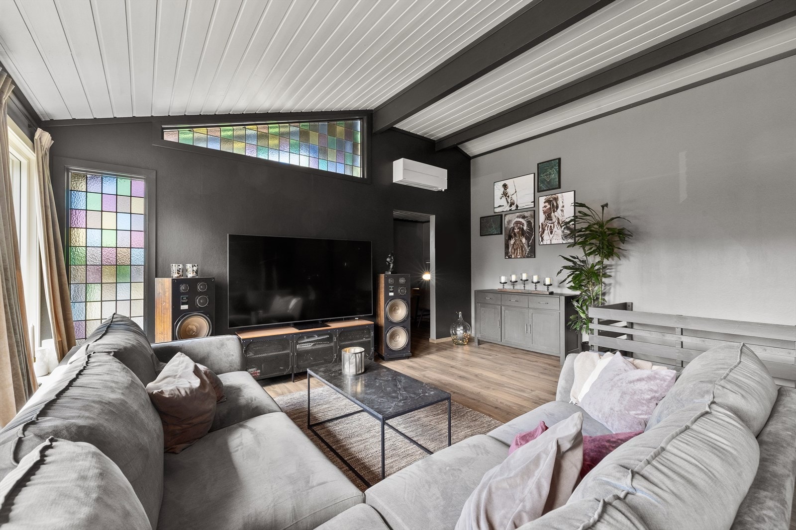 Det er god plass til stor sofagruppe, mediemøbler og spisestue i denne stuen Galleribilde