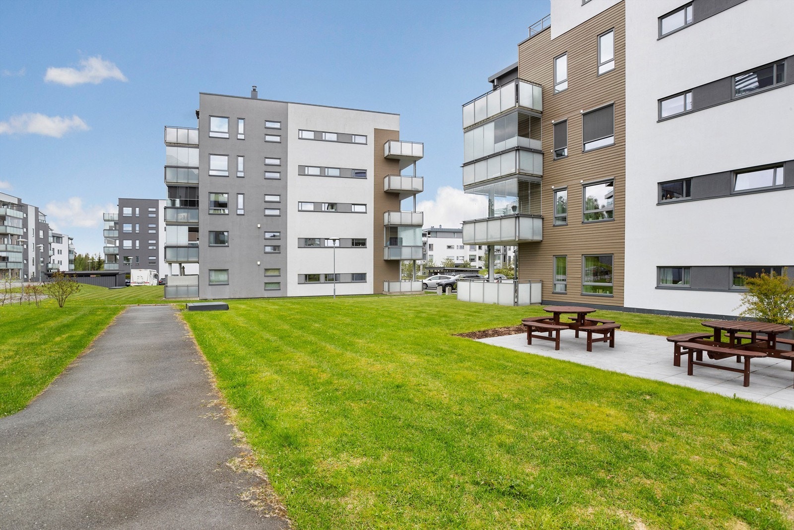 Sameiet har sittegrupper og lekeapparater på fellesområdene. Galleribilde