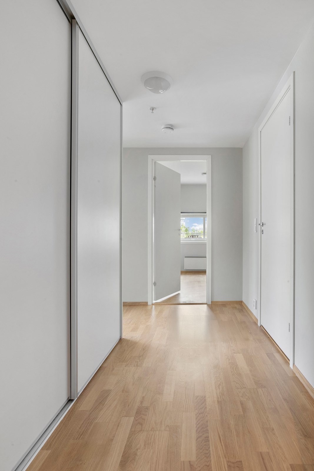 Entréen er utstyrt med en romslig skyvedørsgarderobe for praktisk oppbevaring. Galleribilde