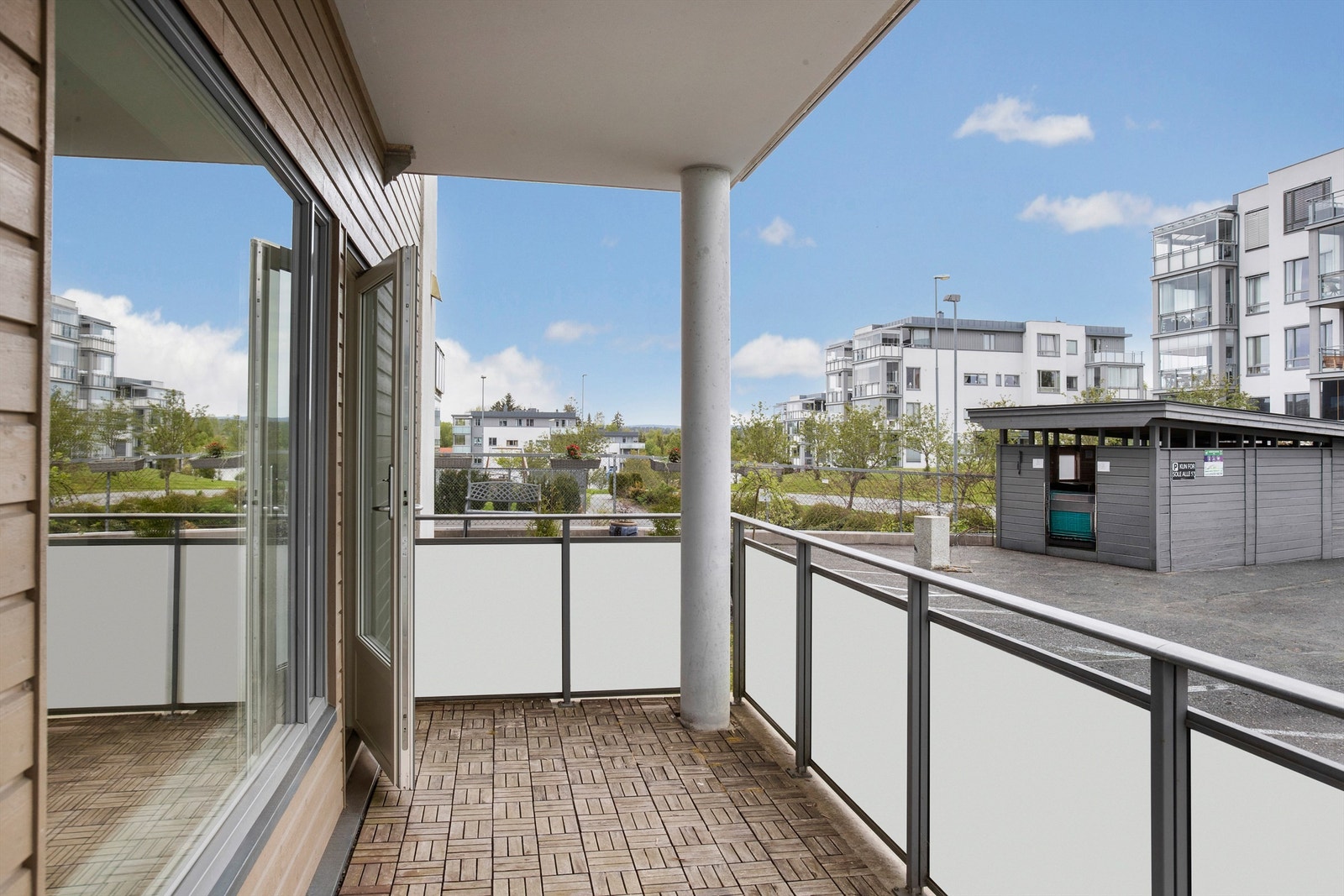 Fra stuen er det utgang til en overbygget, nordøstvendt terrasse på ca. 11 m². Galleribilde