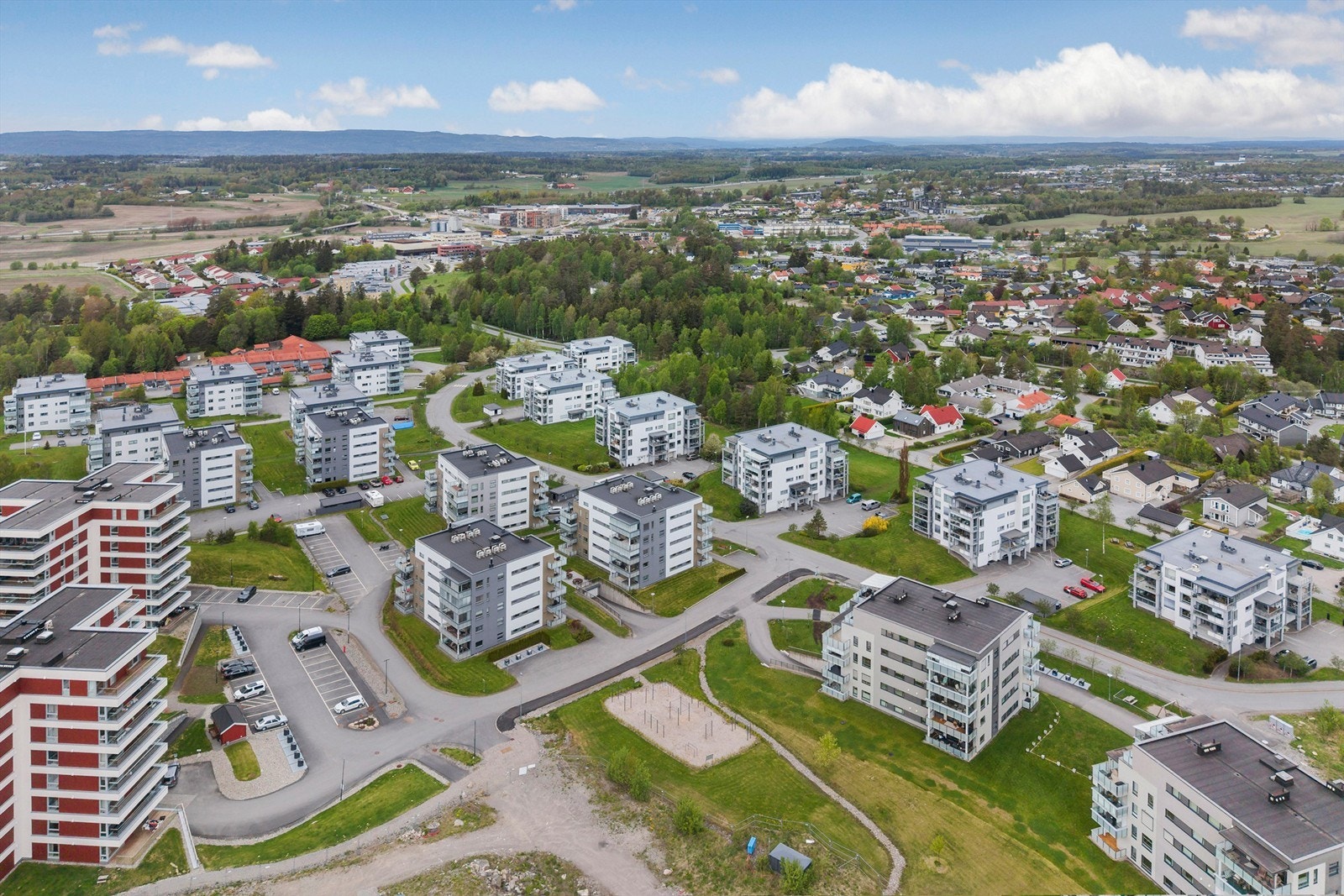 Boligområdet består av moderne leilighetsbygg med store fellesarealer. Galleribilde