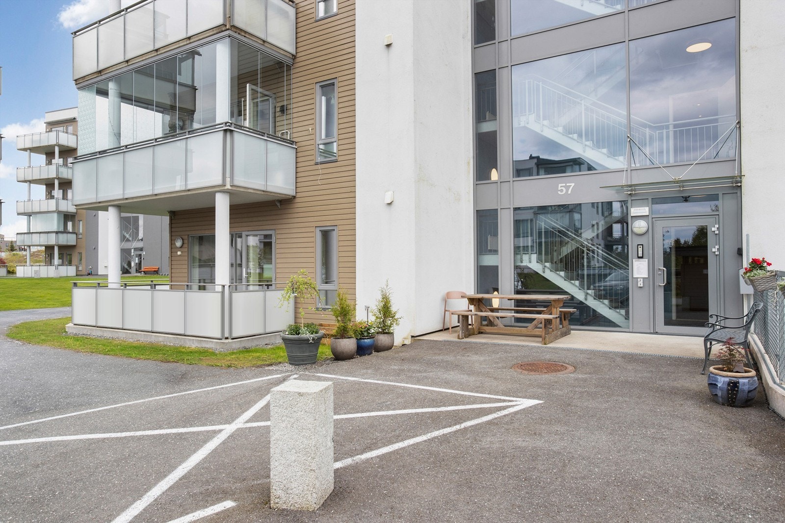 Leilighetsbygg fra 2015 med fasader i pusset mur og liggende trekledning. Galleribilde