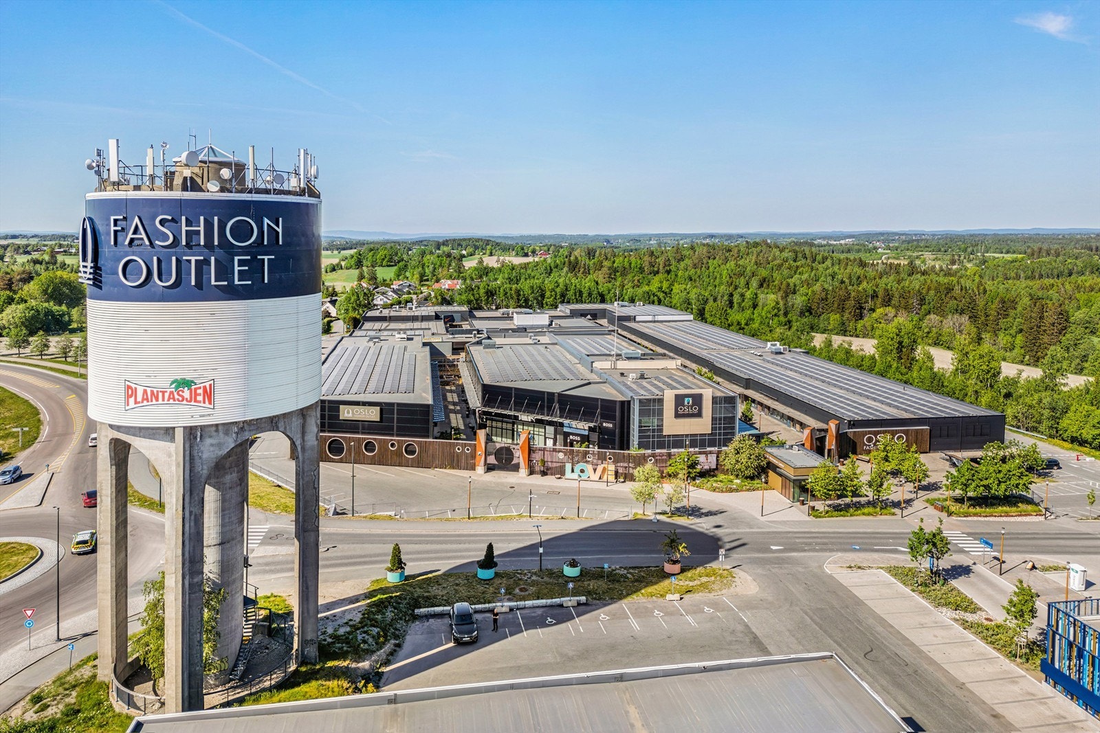 Oslo Fashion Outlet ligger i gangavstand og er en populær shoppingdestinasjon. Galleribilde