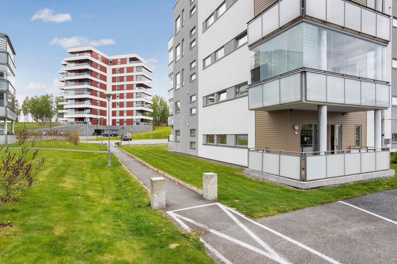 Fellesområdene er pent opparbeidet med asfalterte internveier og grøntarealer. Galleribilde