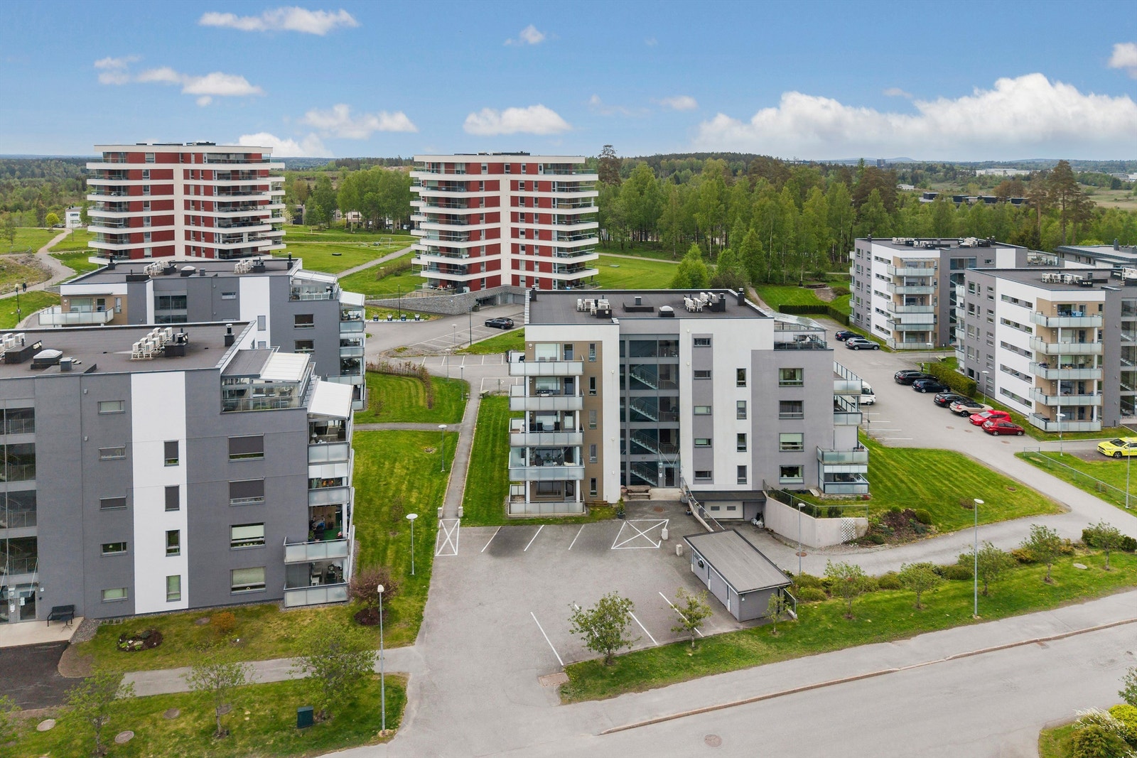 Området består av moderne leilighetsbygg med felles parkeringsløsninger. Galleribilde