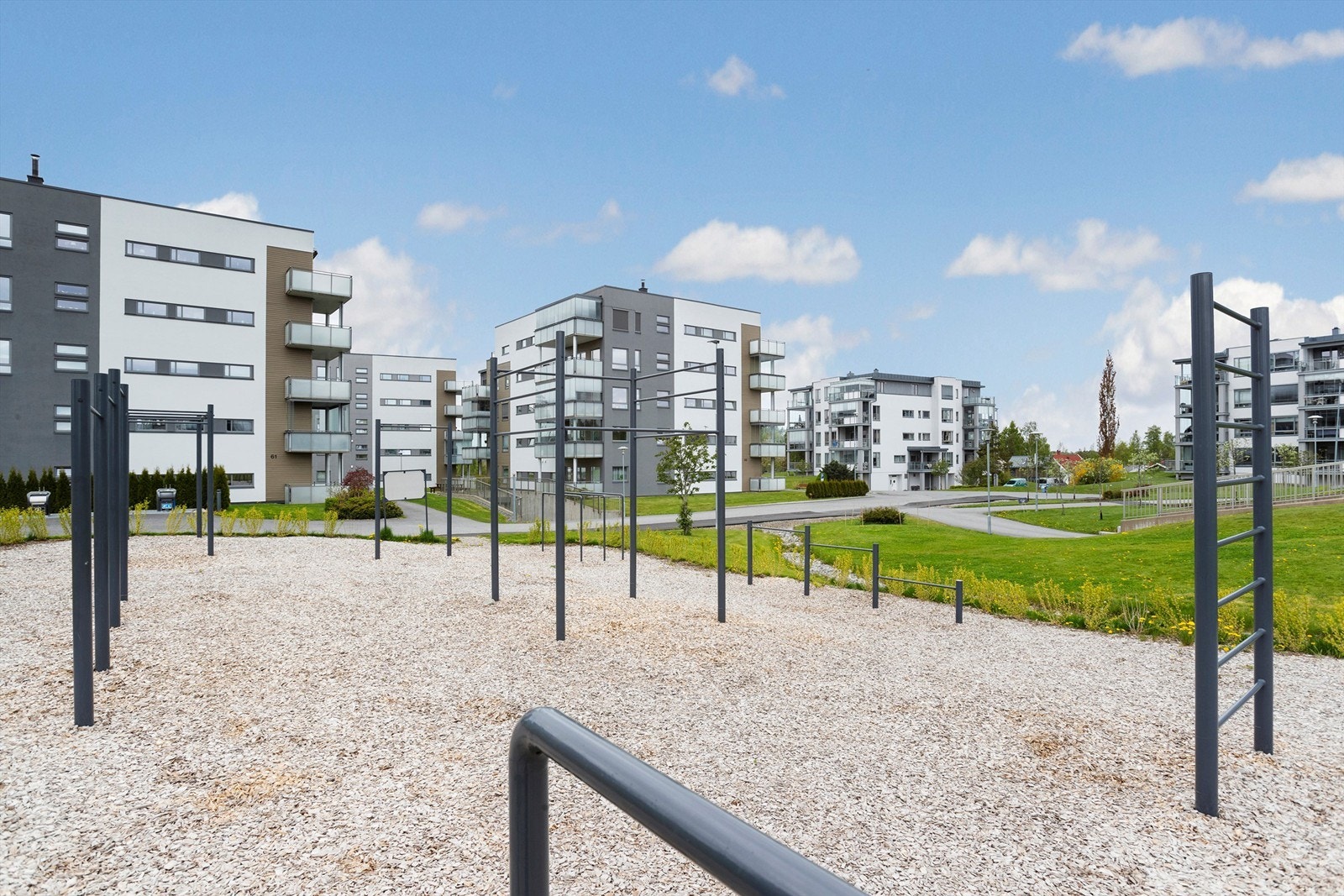 Utendørs treningsapparater er tilgjengelig for beboerne på fellesområdet. Galleribilde
