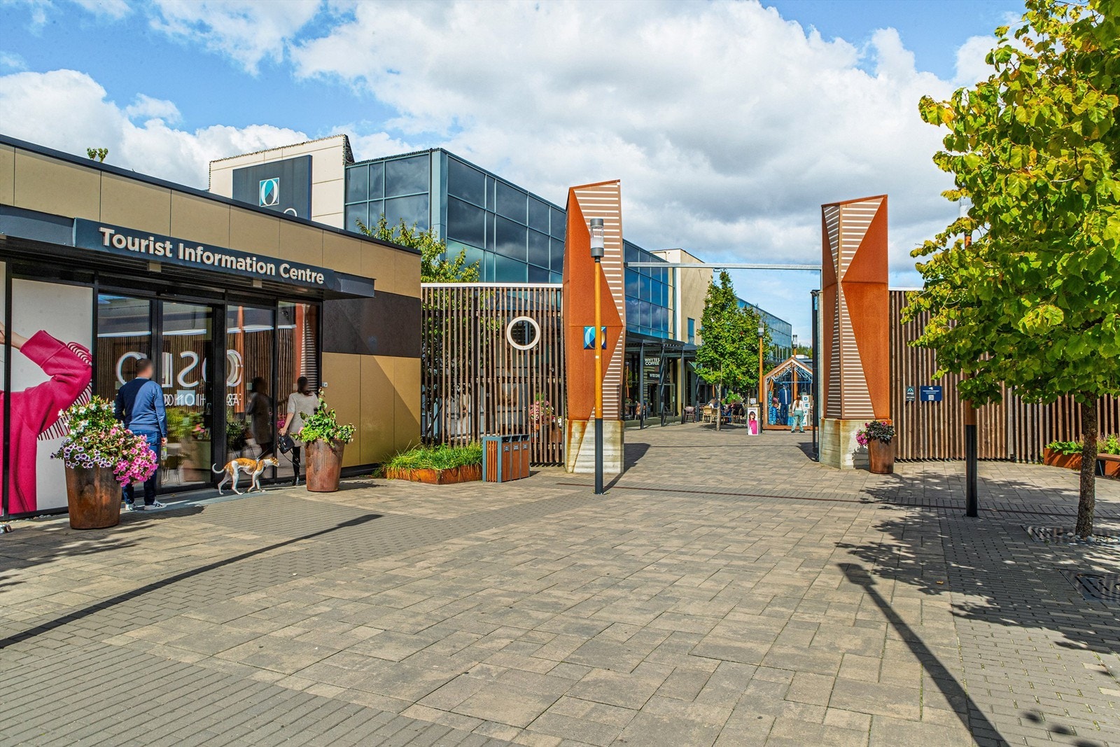 Nærområdet har flere kjøpesentre, inkludert det populære Oslo Fashion Outlet. Galleribilde