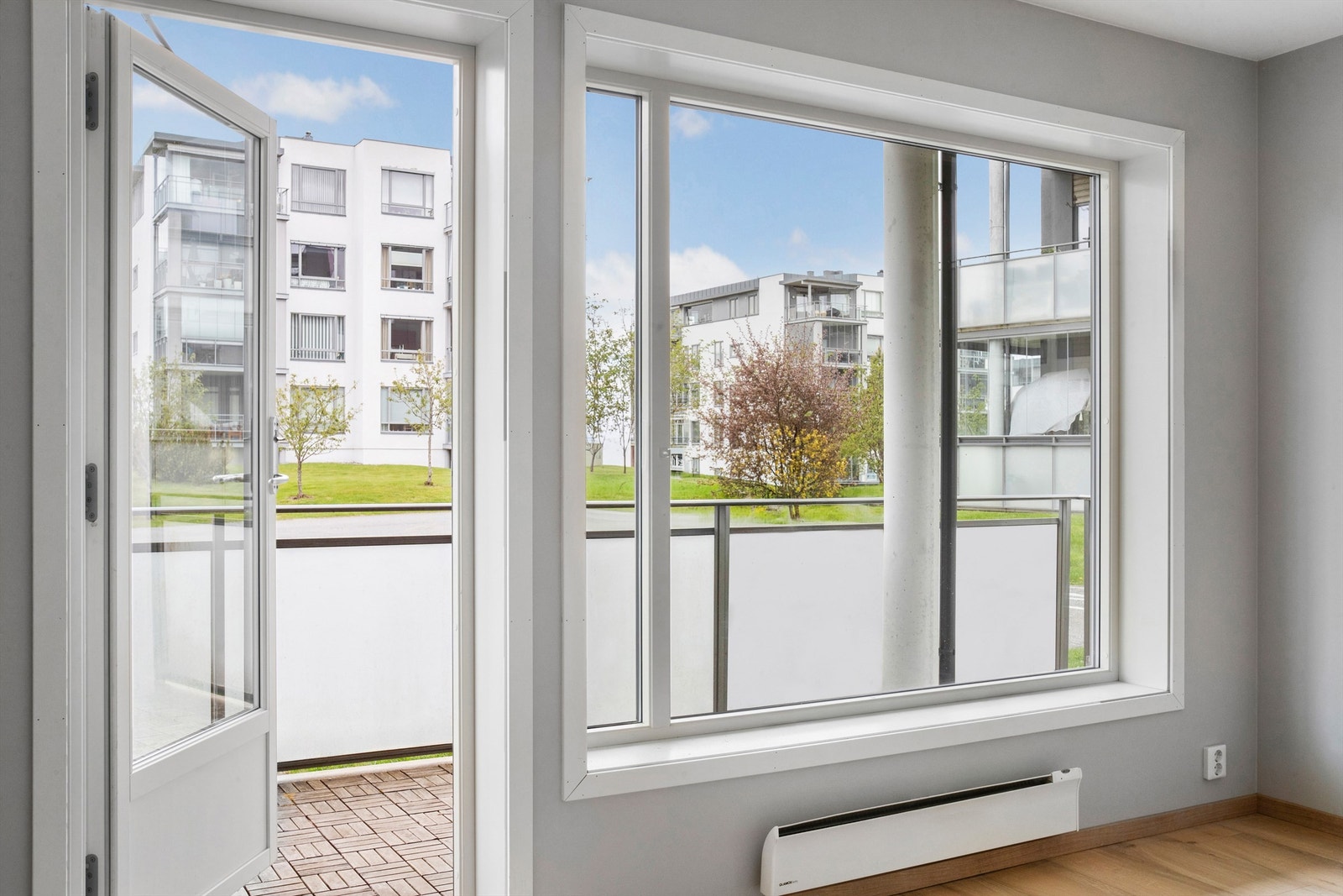 Terrassedør med to-lags glass fra byggeåret åpner opp mot uteplassen. Galleribilde