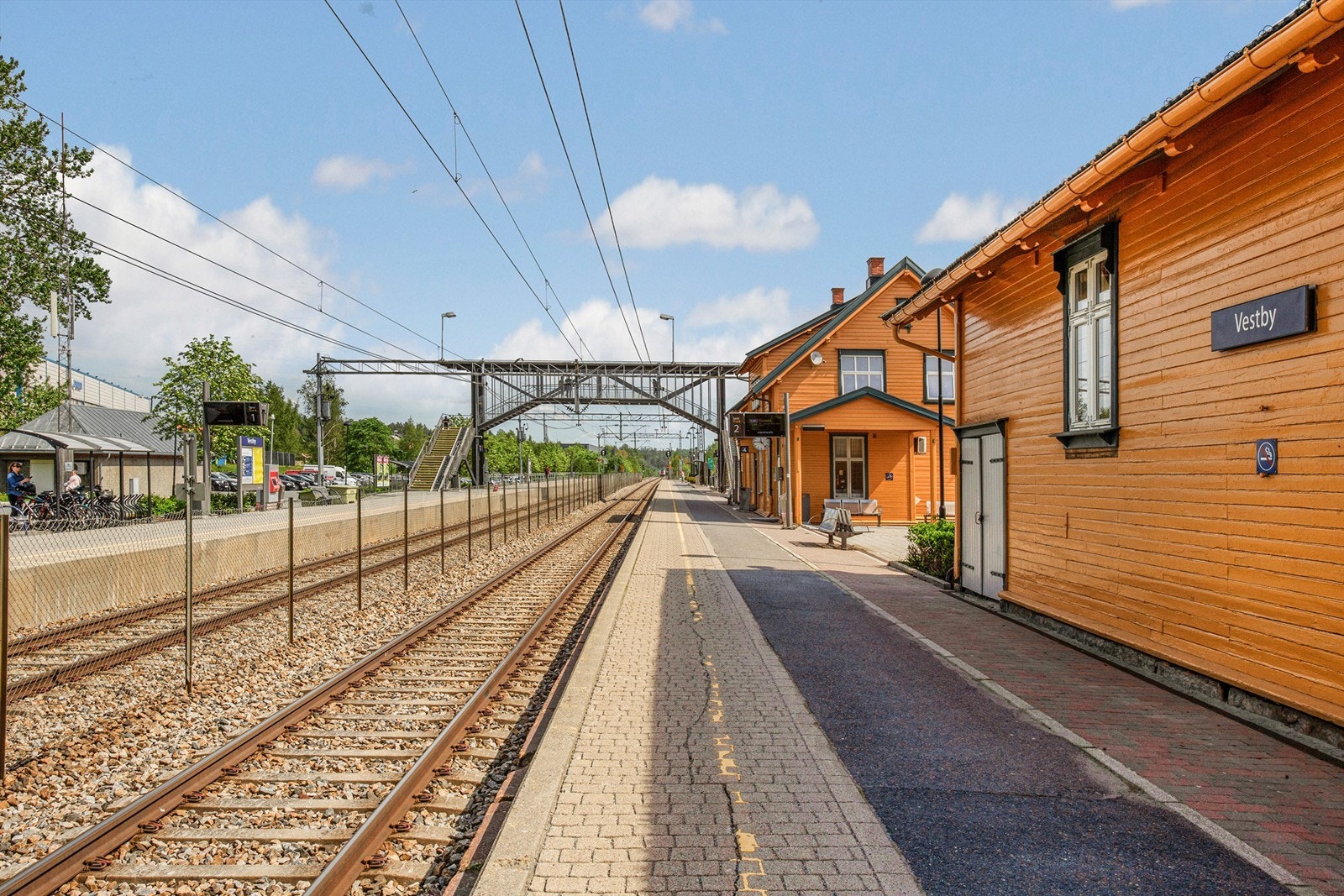 Vestby stasjon er et knutepunkt for pendlere, med hyppige avganger mot Oslo og Moss. Galleribilde