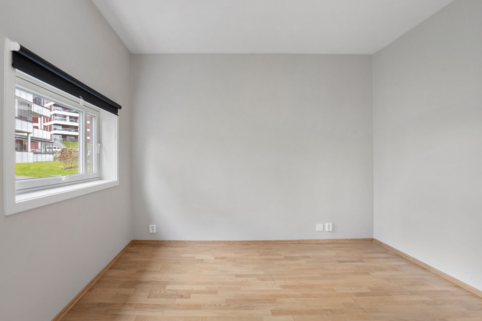 Soverommet har parkett og laminat på gulvet og malte, slette vegger. Galleribilde