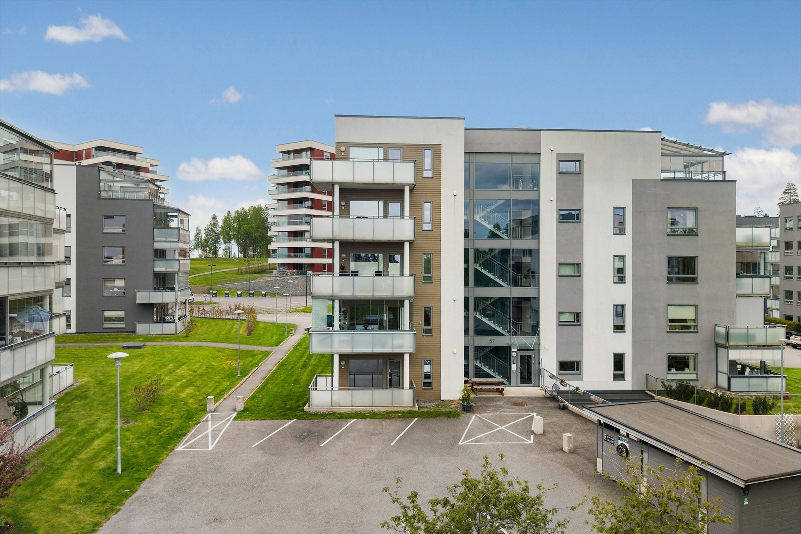 Oversikt over eiendommen og de omkringliggende bygningene. Galleribilde