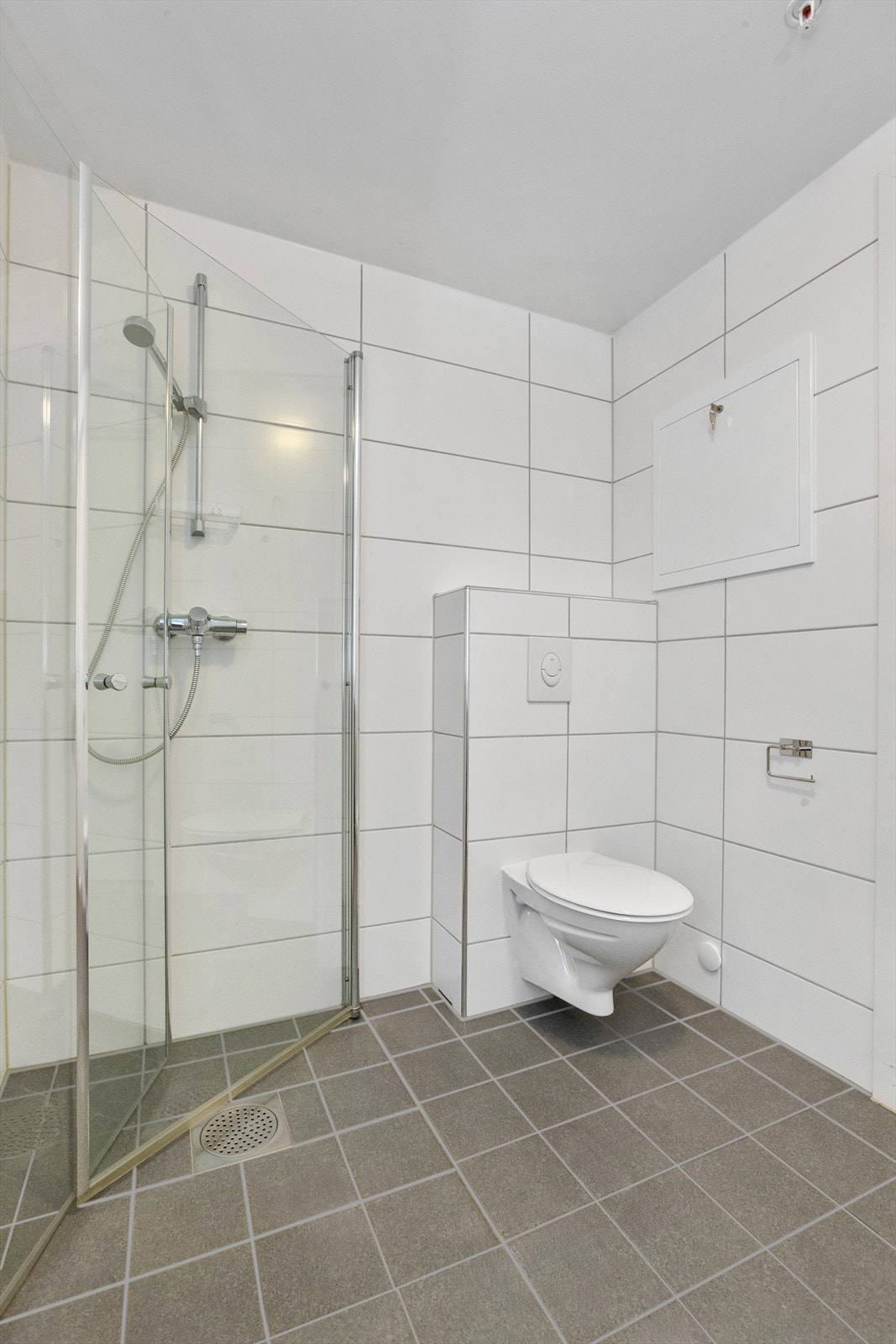 Fordelerskap for rør-i-rør-systemet og vannmåler er montert i vegg på badet. Galleribilde
