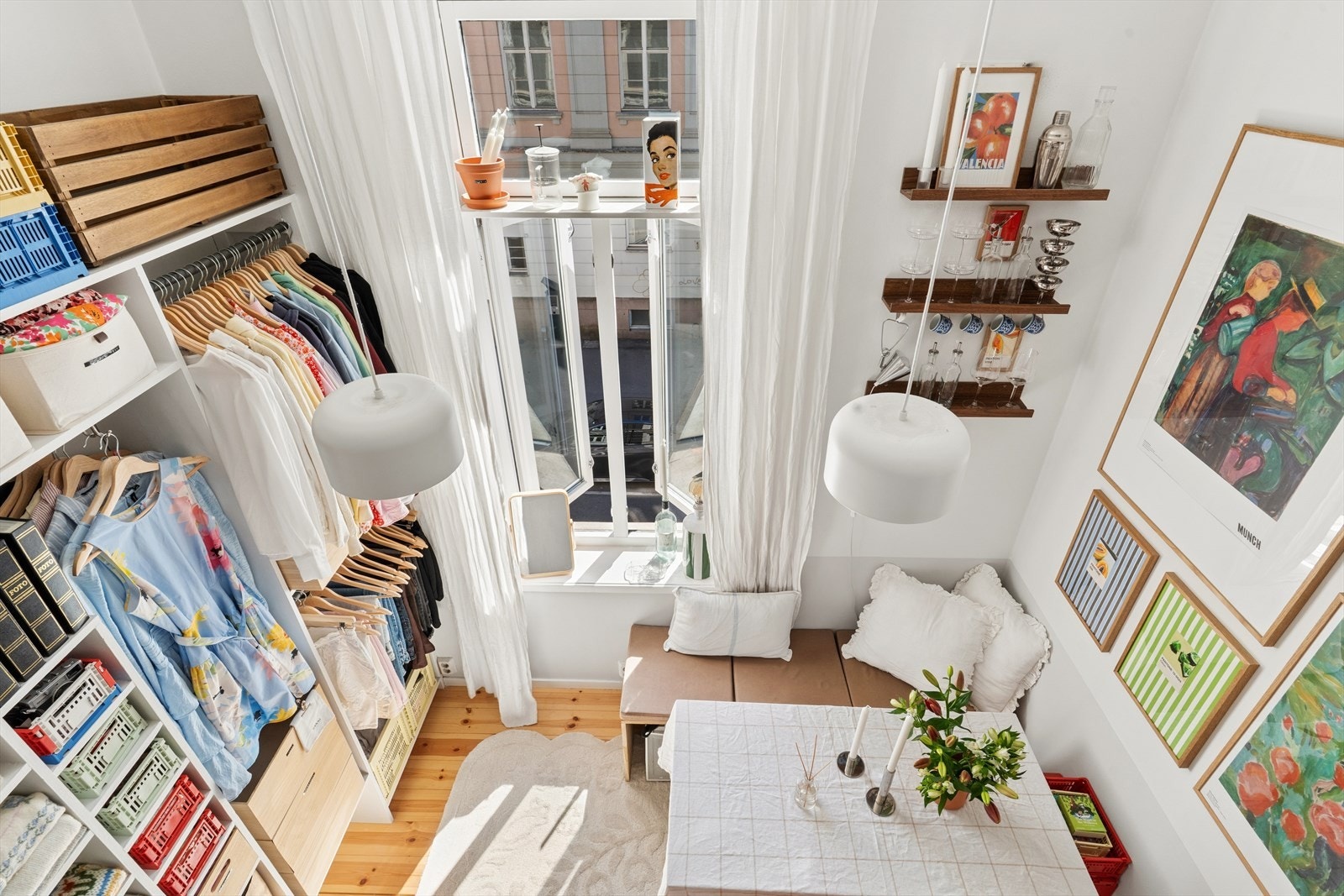 Dette er en arealeffektiv og sjarmerende leilighet med en fantastisk takhøyde på hele 3,20 meter og smart hemsløsning. Galleribilde