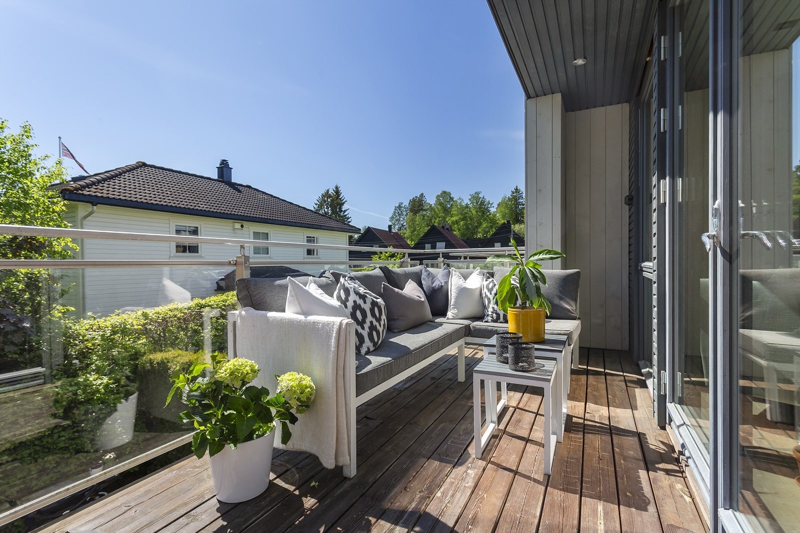 Her kan man trekke seg tilbake med morgenkaffen, nyte rolige ettermiddager eller åpne opp fra stuen og skape en fin flyt mellom inne- og utearealene. Galleribilde