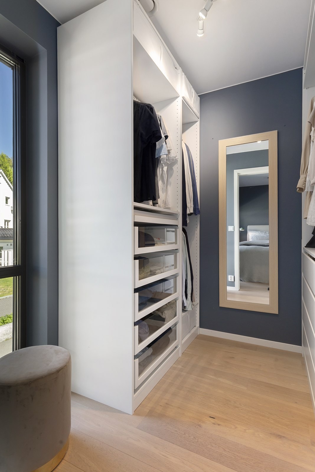 Hovedsoverommet har et praktisk omkledningsrom etablert i deler av rommet. Galleribilde