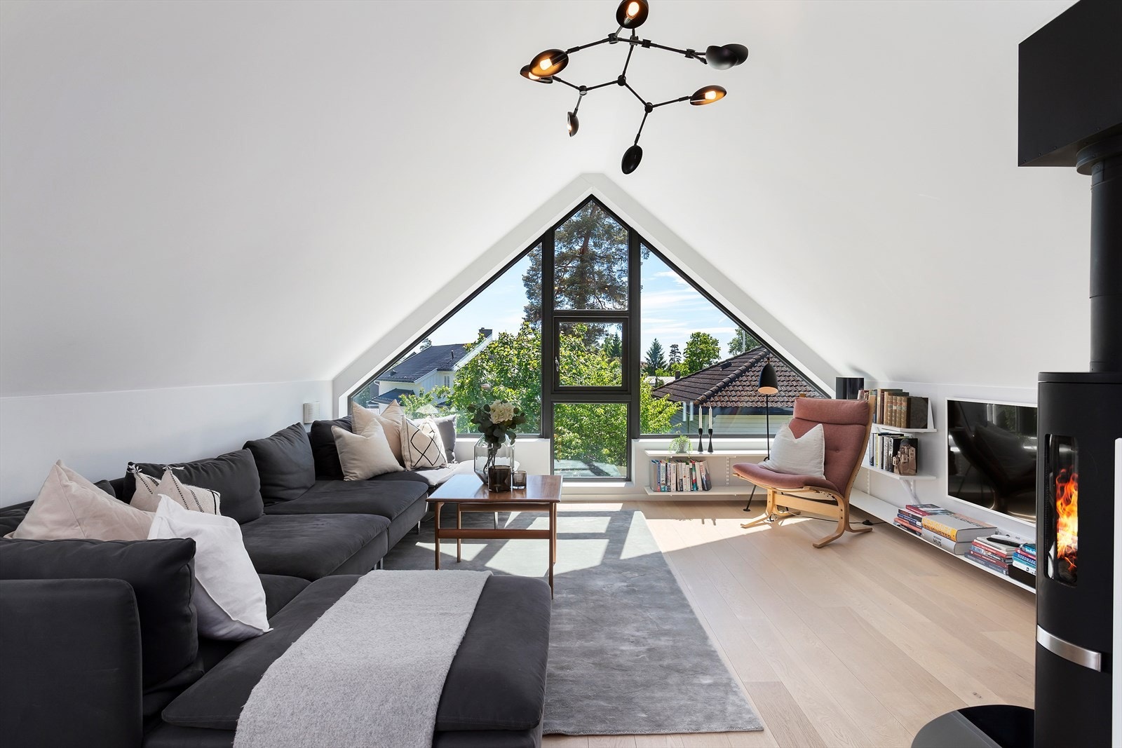 Loftstuen er et særlig flott rom med peis, god mønehøyde og store vindusflater som gir rikelig med lys og en luftig romfølelse. Galleribilde