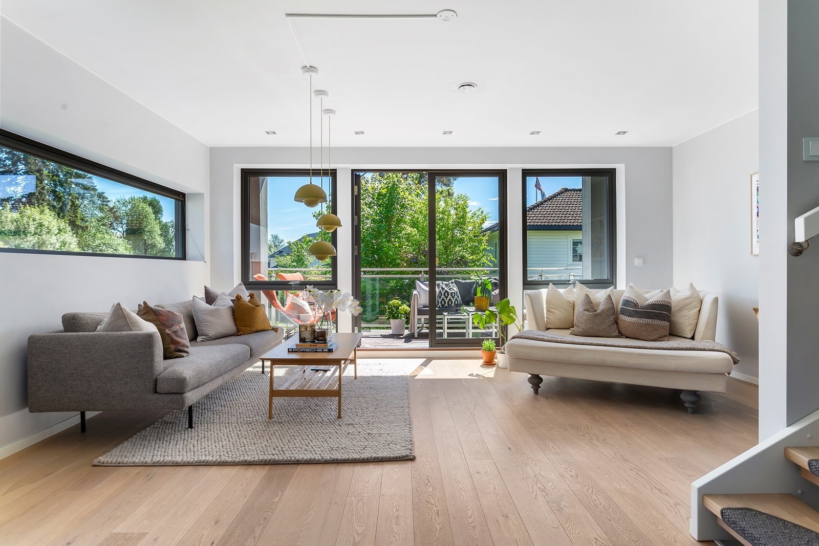 Her er det etablert varmepumpe, og fra stuen er det utgang til en sydvendt balkong på ca. 9 m². Galleribilde