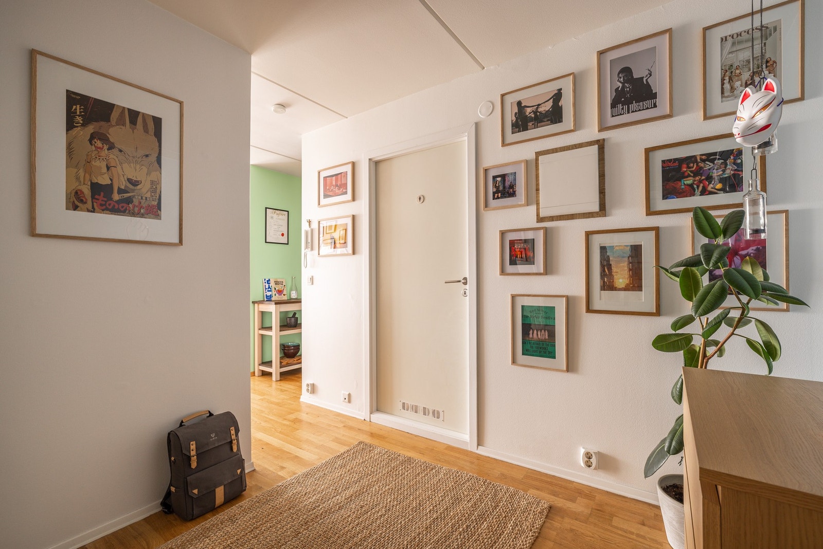 Her møtes du av en lysmalt og funksjonell entré med praktiske og arealeffektive løsninger. Galleribilde