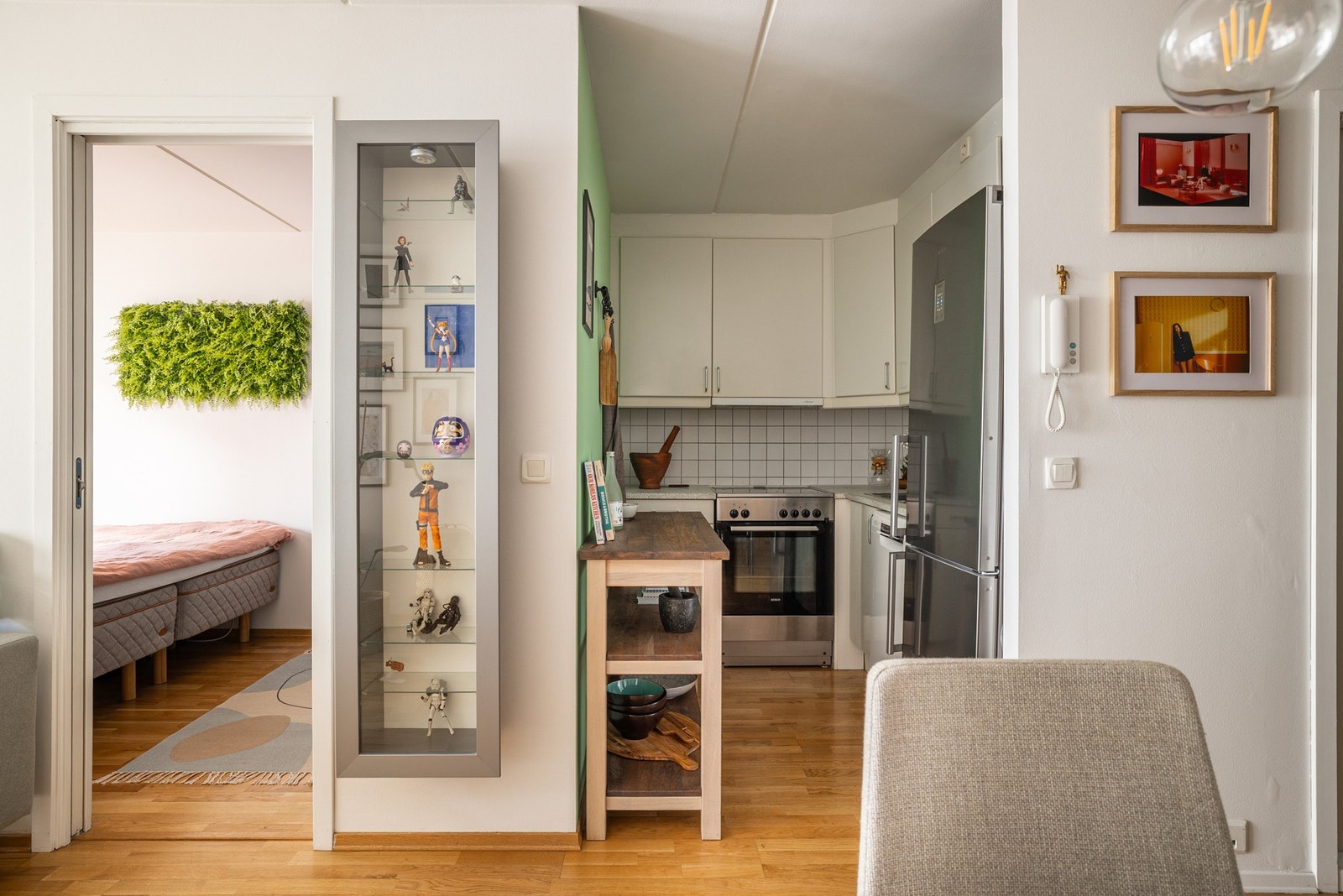 Kjøkkenet ligger i en åpen løsning med stuen, naturlig tilbaketrukket, samtidig åpent og sosialt. Galleribilde
