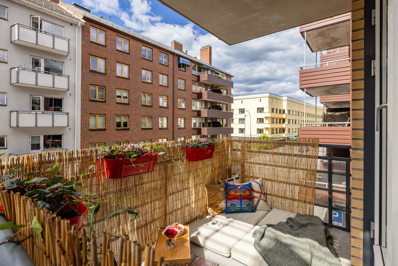 Balkongen er på ca. 5m² og beliggenheten mot vest sørger for gode solforhold (sol fra ca. 14:00-20:30 sommerstid). Galleribilde
