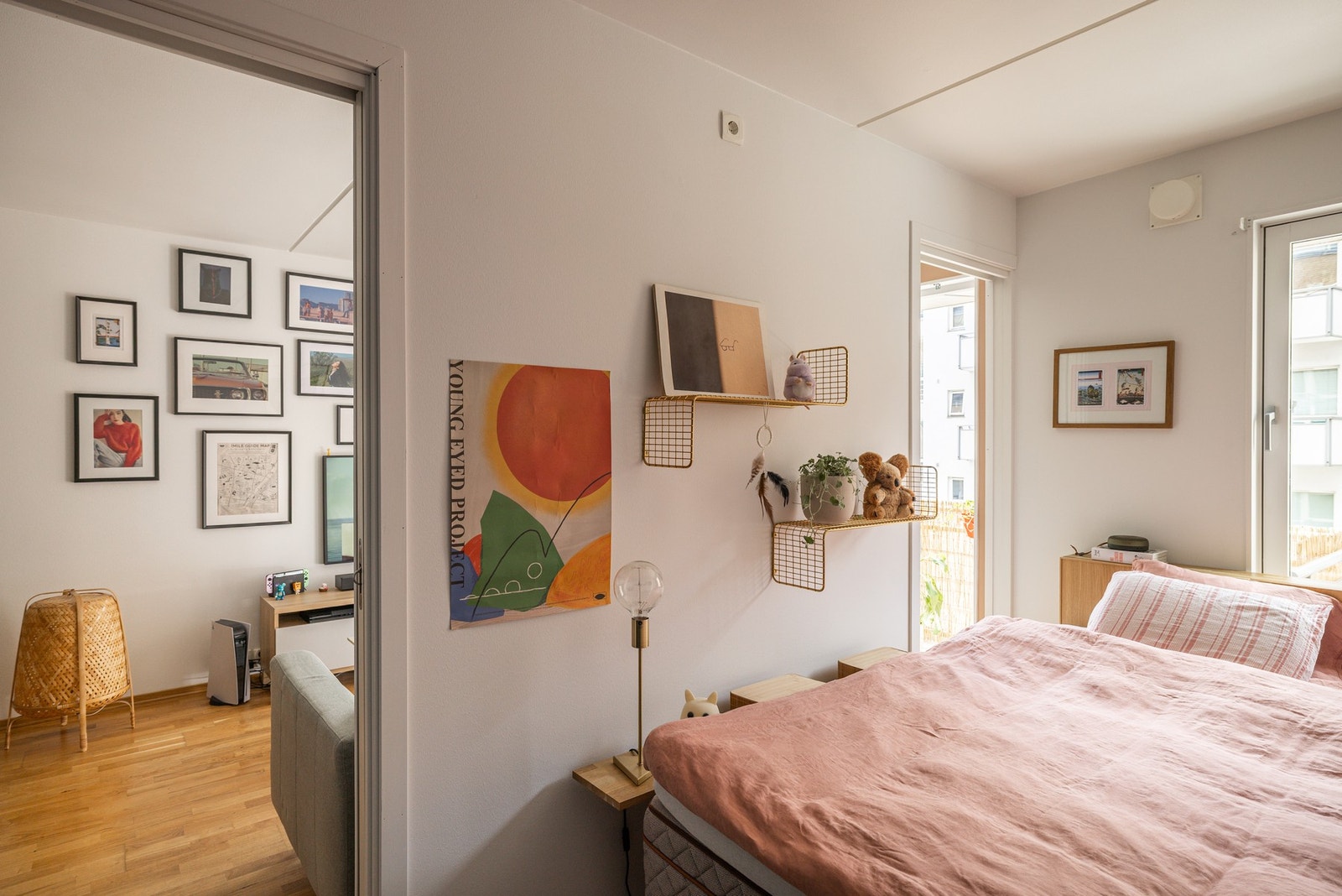 Soverommet er et lyst og fint rom som vender mot trafikkstille og rolig gate. Galleribilde