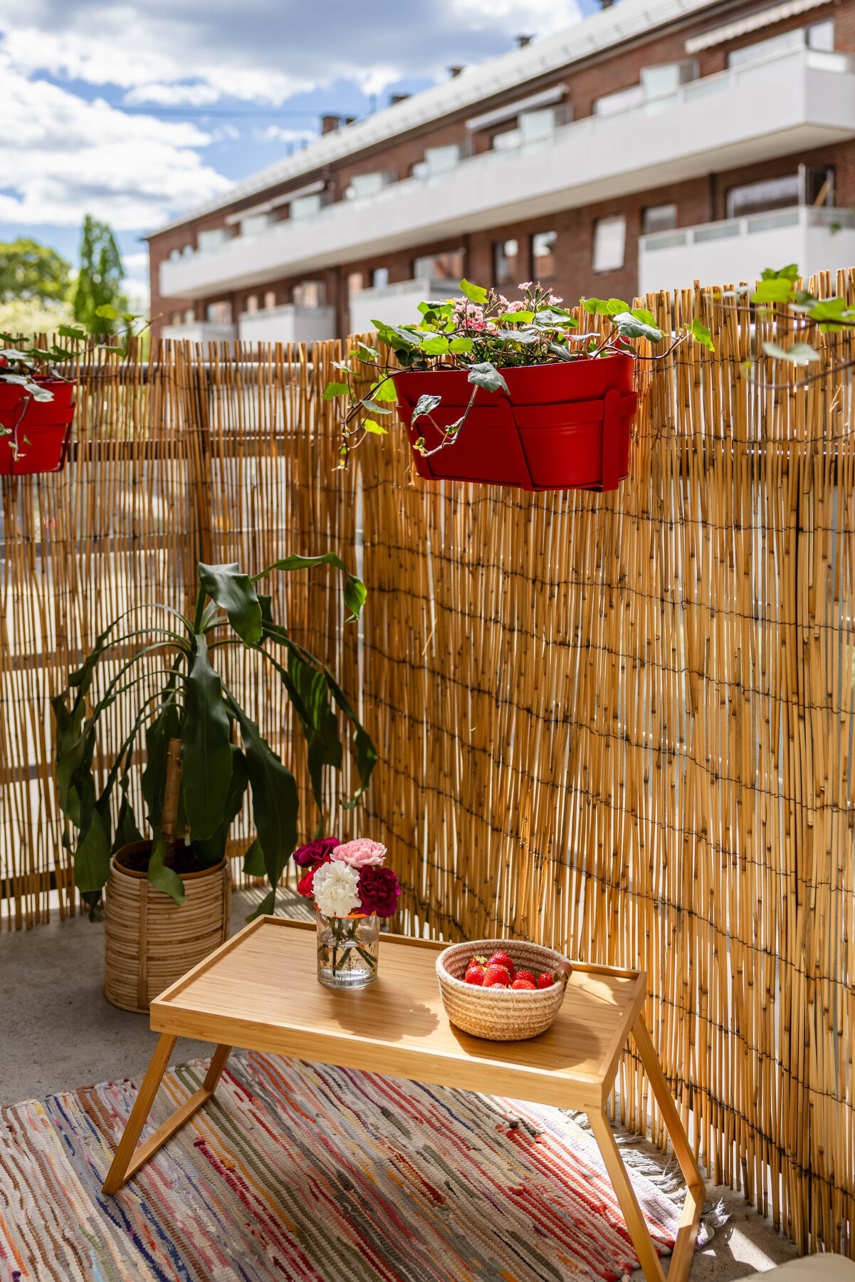 God plass til sittegruppe/benk og bord etter eget ønske og behov. Både elektrisk og gassgrill er tillatt. Dette er uten tvil en fin plass for lange og late sommerdager og -kvelder! Galleribilde