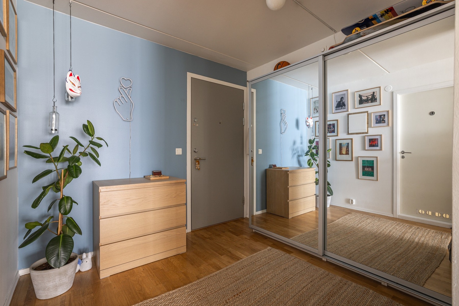God oppbevaringsplass til sko og yttertøy i romslig skyvedørsgarderobe med speilfronter. Det er i tillegg veldig godt med ekstern lagringsplass i romslig kjellerbod på 5m². Galleribilde