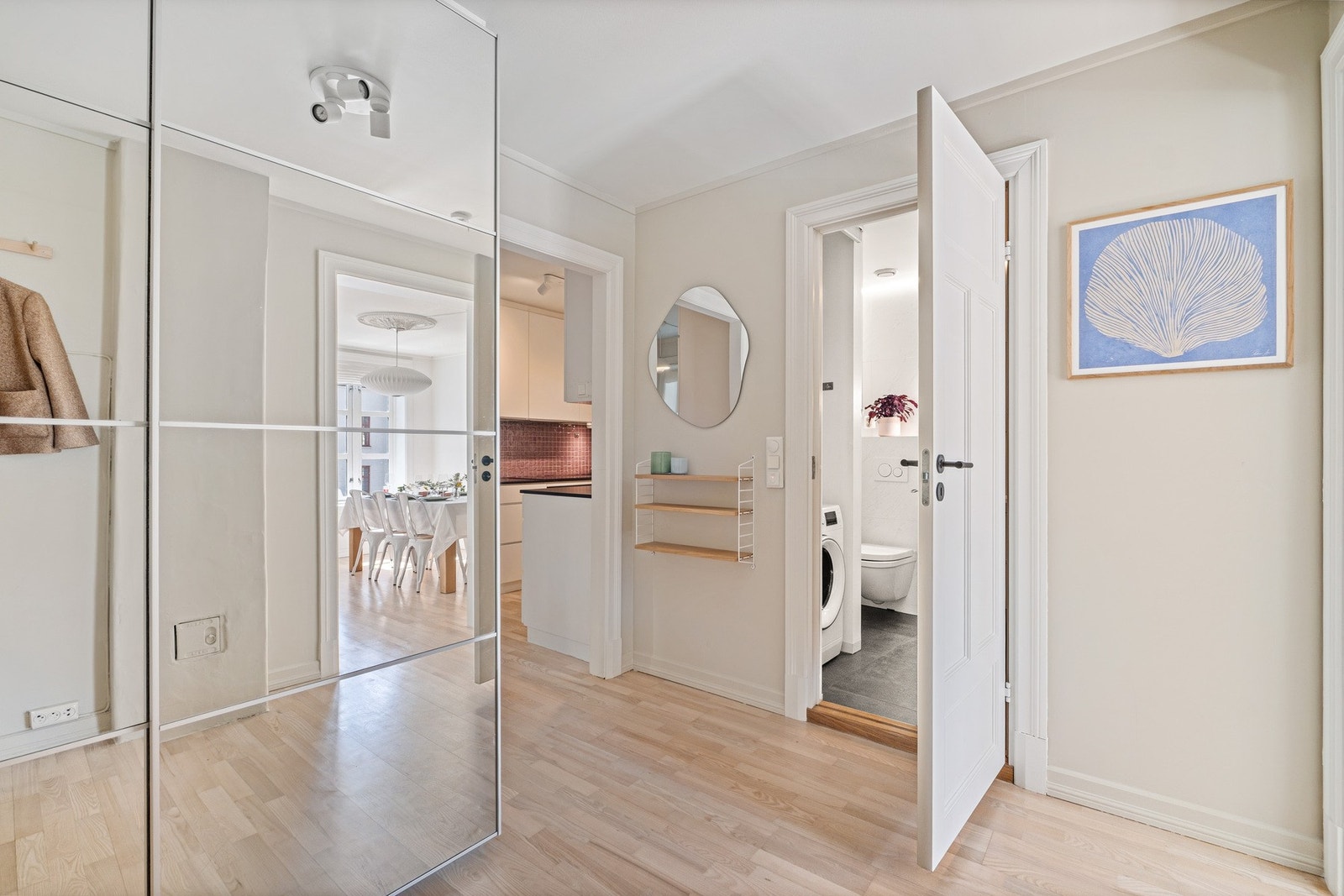 I entréen er det rikelig med oppbevaringsplass i den medfølgende skyvedørsgarderoben. Galleribilde