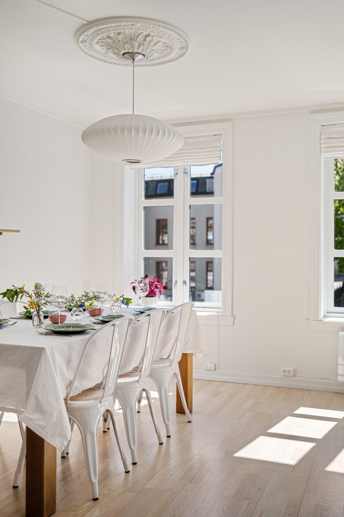Stuen har store vindusflater, dype vindusposter og rosett i taket. Galleribilde