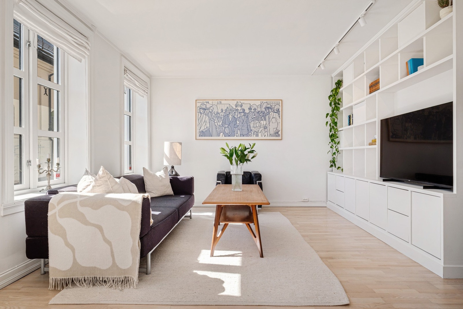 Overflatene i stuen er nylig malt av profesjonell maler. Galleribilde