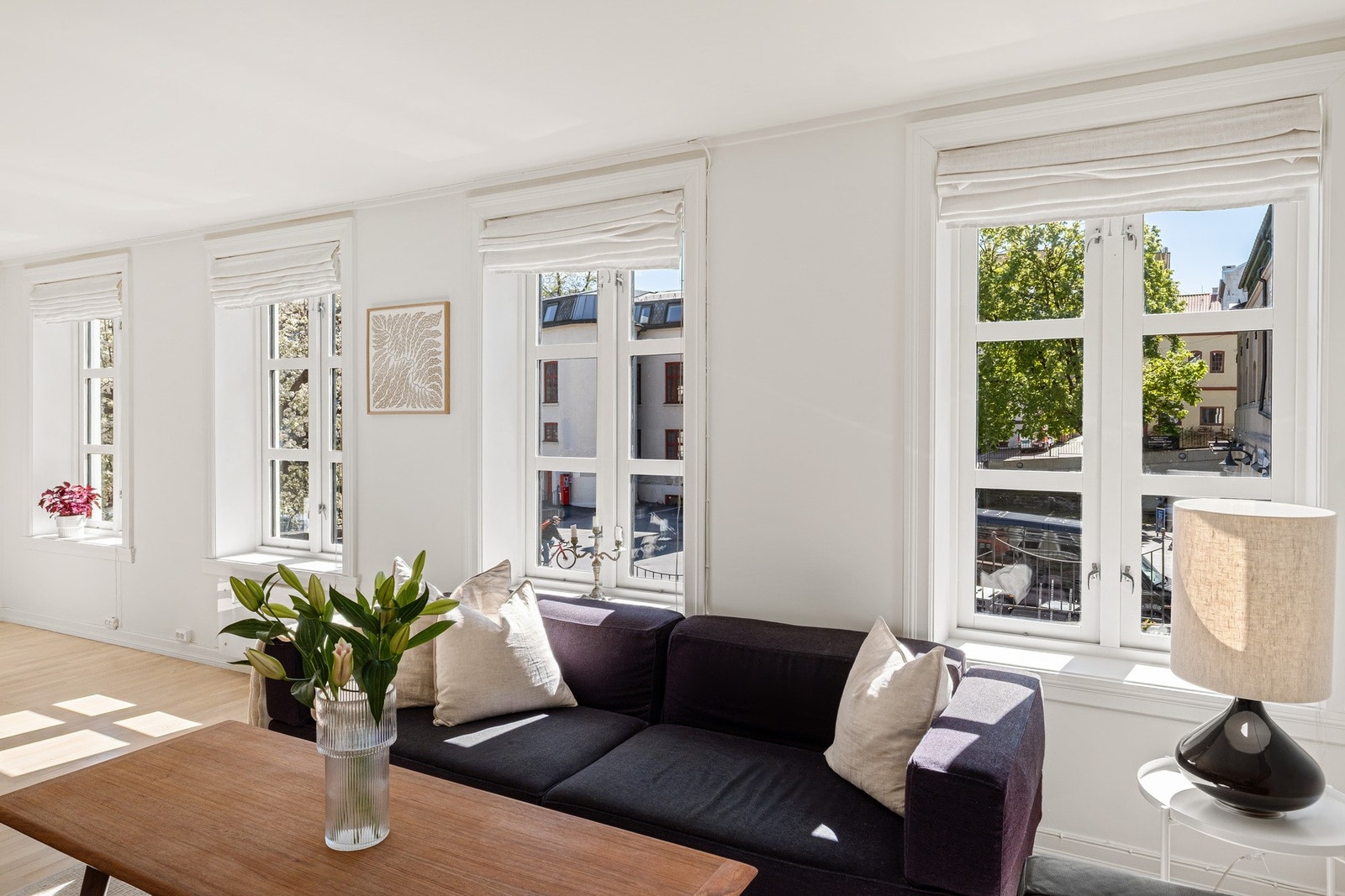 Stuen får rikelig med naturlig dagslys fra de store vindusflatene. Galleribilde