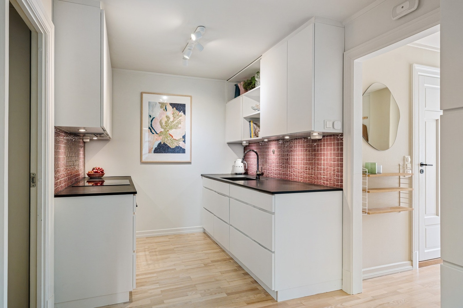 Kjøkkenet er innredet med store benkeflater og rikelig med oppbevaring. Galleribilde