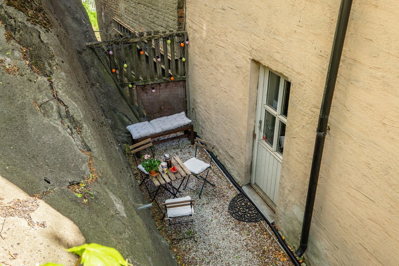 Uteplassen kan møbleres med benk og kafesett med bord og stoler. Galleribilde