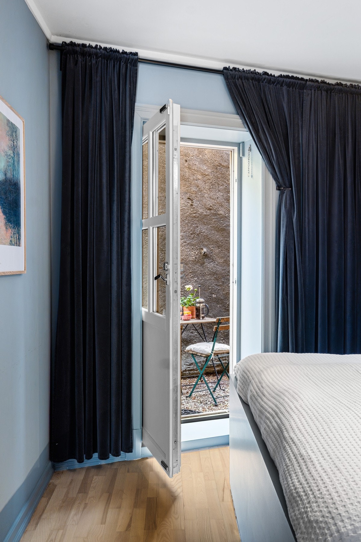 Hovedsoverommet har utgang til en hyggelig uteplass. Galleribilde