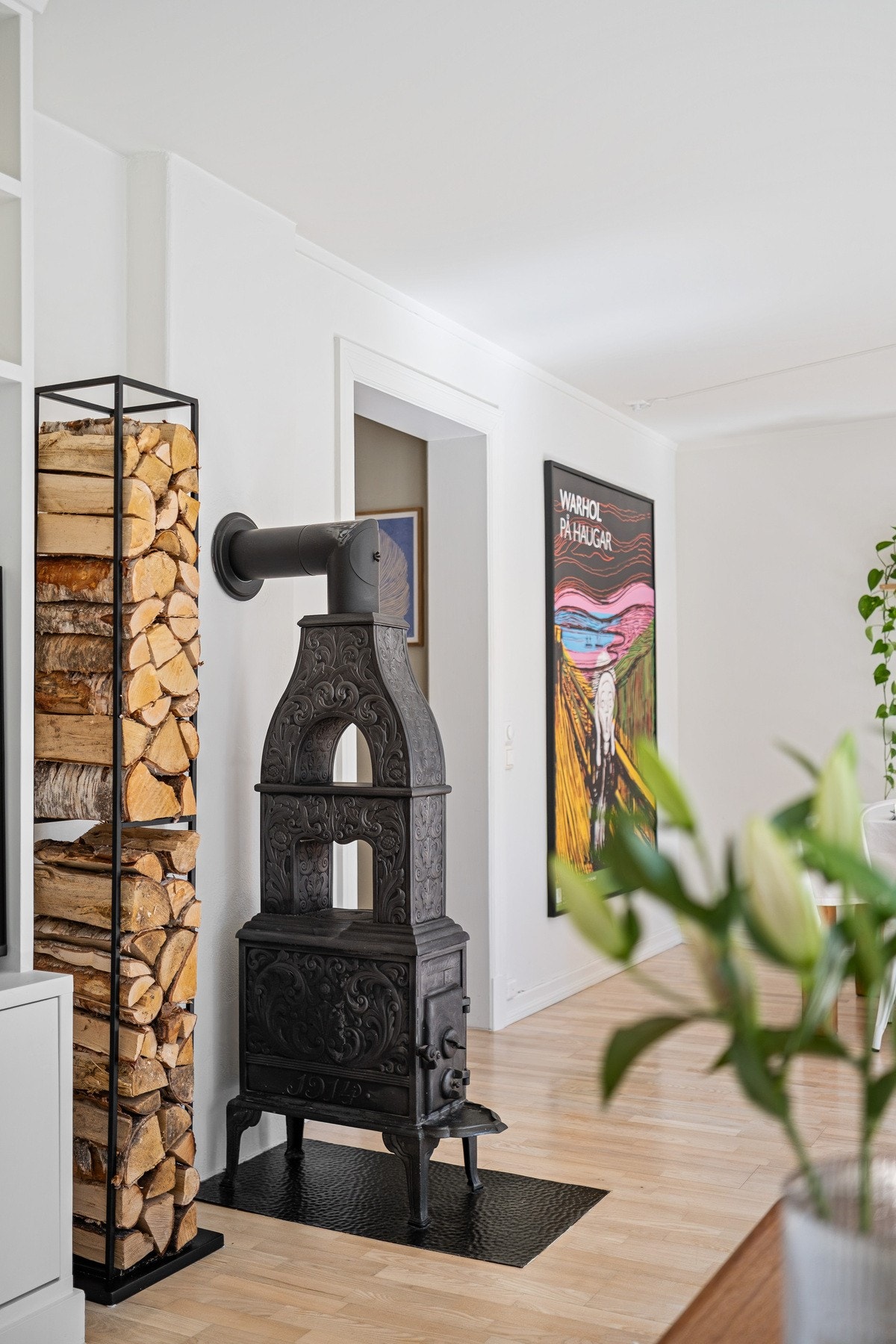 Den lekre vedovnen er et lekkert interiørelement i stuen. Galleribilde