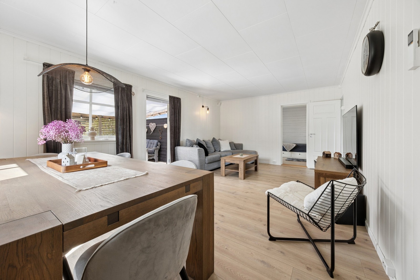 Lys og romslig stue med god plass til både sofagruppe og spiseavdeling. Galleribilde